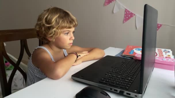 Biały Chłopiec Lub Dziewczynka Uczą Się Domu Pomocą Laptopa Zdalnej — Wideo stockowe