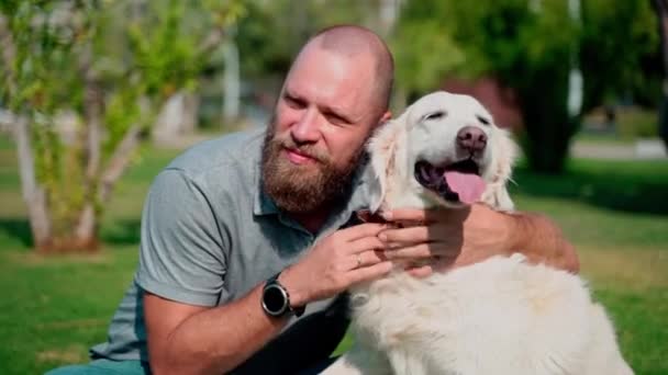 Чоловік Власник Домашніх Тварин Грає Своїм Щасливим Домашнім Собакою Золотим — стокове відео