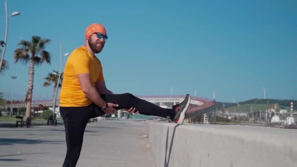 Jogger Wärmt Kniegelenk Auf Bevor Trainingsvorbereitung Für Marathon Auf Laufstrecke — Stockvideo