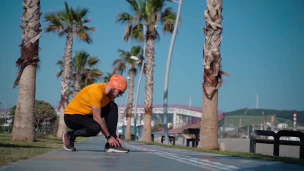 Runner Man Sportswear Ties His Shoelaces Jogging Treadmill Sunny Weekend — Stock Video