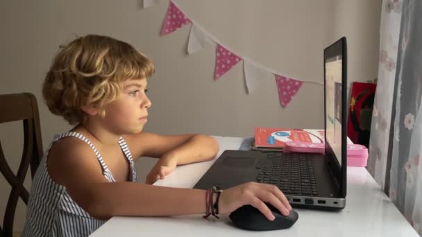 Caucasiano Criança Estudante Menino Menina Estudando Casa Usando Laptop Educação — Vídeo de Stock