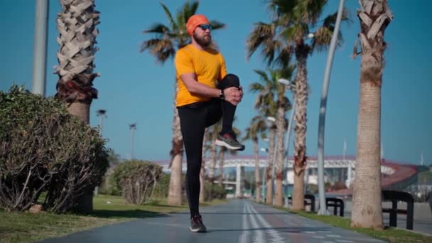 Spor Kıyafetli Sakallı Adam Güneşli Sabah Antrenmanlarından Önce Kas Eklemlerini — Stok video