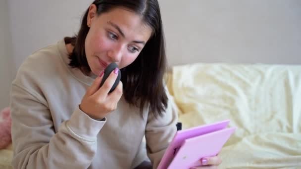 Adolescente Maquillándose Mujer Joven Mirando Espejo Aplicar Tono Base Crema — Vídeo de stock