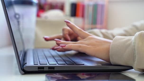 Jonge Vrouw Handen Met Behulp Van Laptop Typen Toetsenbord Essay — Stockvideo