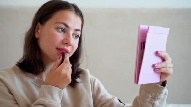 Primer Plano Chica Adolescente Poniendo Maquillaje Mujer Joven Mirando Espejo — Vídeo de stock