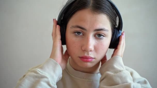 Молода Дівчина Підліток Навушниками Дивлячись Камеру Засмучена Сумно Слухати Музичне — стокове відео