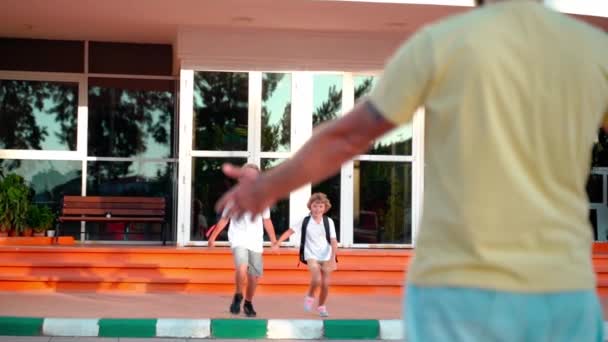 Okul Öğrencileri Sırt Çantalı Çocuklar Ders Veya Tatilden Sonra Ailelerine — Stok video