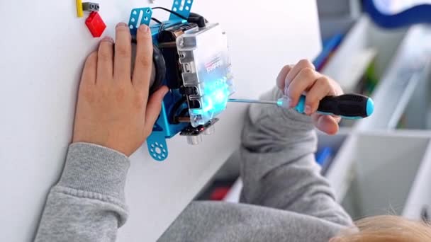 Clase Programación Robótica Niño Construir Destornillador Mbot Robot Código Educación — Vídeo de stock
