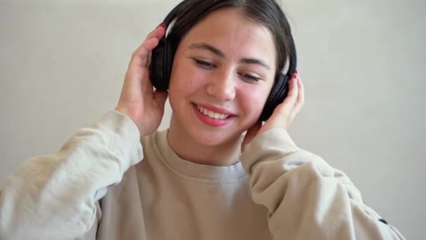 Giovane Ragazza Adolescente Donna Con Cuffie Guardando Fotocamera Sorridente Ascoltare — Video Stock