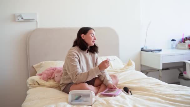 Beyaz Tenli Tatlı Bir Kız Yatak Odasında Makyaj Yapıyor Gençlerin — Stok video