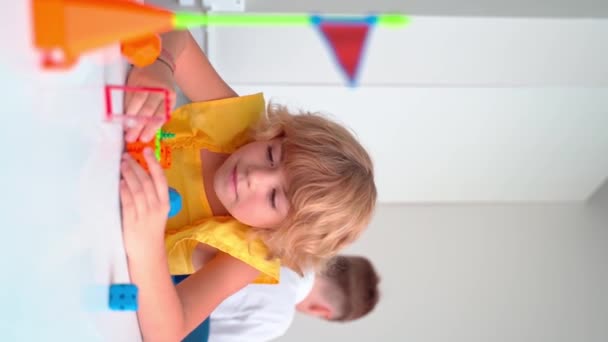 Kinderen Spelen Met Speelgoed Auto Bedieningspaneel Stem Educatieve Klasse Kleuterscholieren — Stockvideo