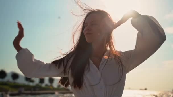 Zrelaksowana Dziewczyna Oddychająca Świeżym Powietrzem Wznosząca Ramiona Nad Zachodem Słońca — Wideo stockowe