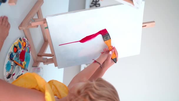 Teacher Art School Helping Children Art Class Painting Woman Teaches — Stock Video