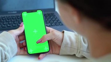 Akıllı telefon, mavi ekran Chroma anahtarı kullanarak genç ellerini kapat. Dizüstü bilgisayar uygulamasının üzerinden geçen kız çocuğu çevrimiçi eğlence eğitimi, online alışveriş, oyun, mobil uygulama,