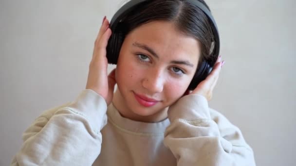 Девушка Подросток Наушниками Смотрящая Камеру Улыбаясь Слушает Музыкальный Радио Подкаст — стоковое видео