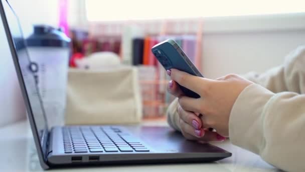 Mãos Mulher Jovem Usando Smartphone Perto Menina Adolescente Rolando Assistindo — Vídeo de Stock