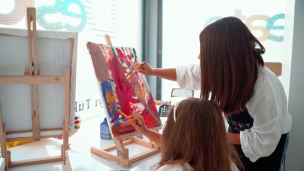 Profesor Escuela Arte Ayudando Los Niños Clase Arte Con Pintura — Vídeo de stock