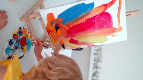 Profesor Școala Artă Ajutând Copiii Din Clasa Artă Pictura Femeia — Videoclip de stoc