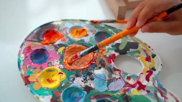 Artiste Main Ramasse Acrylique Peinture Huile Palette Sur Pinceau Pinceau — Video