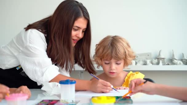 Professor Escola Arte Ajudando Crianças Aula Arte Com Pintura Aquarelle — Vídeo de Stock