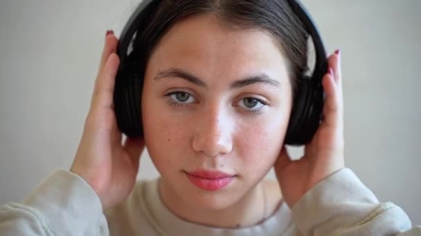 Joven Adolescente Mujer Con Auriculares Mirando Cámara Sonriente Escuchar Música — Vídeos de Stock