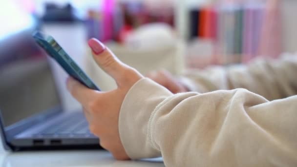用智能手机的年轻女人的手靠得很近 少女滚动 观看视频卷轴 发短信社交媒体 网上购物 日常生活中的技术 — 图库视频影像