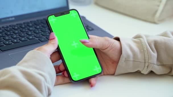 Κλείστε Μέχρι Έφηβος Χέρια Χρησιμοποιώντας Smartphone Πράσινο Μπλε Οθόνη Chroma — Αρχείο Βίντεο