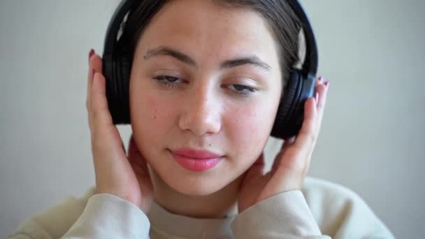 Νεαρή Έφηβη Γυναίκα Ακουστικά Κοιτάζοντας Κάμερα Χαμογελώντας Ακούσετε Μουσική Ραδιόφωνο — Αρχείο Βίντεο