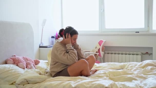 Ung Teenager Pige Kvinde Med Hovedtelefoner Soveværelset Smilende Lytte Til – Stock-video