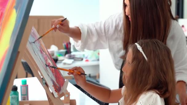 Professor Escola Arte Ajudando Crianças Aula Arte Com Pintura Mulher — Vídeo de Stock