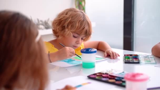 Closeup Pintura Infantil Com Aquarela Art Class Studio Com Pintura — Vídeo de Stock