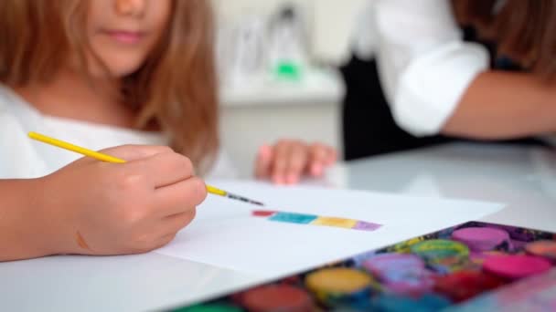 Peinture Enfant Gros Plan Avec Aquarelle Dans Art Class Studio — Video