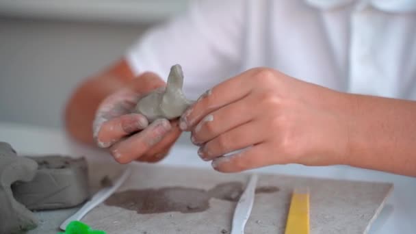 Nastolatek Szkoły Plastycznej Rzeźbiarz Klasie Artystycznej Dzieciak Gimnazjum Uczy Się — Wideo stockowe
