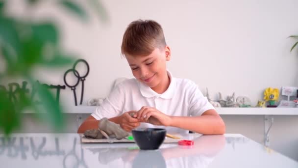 艺术学校的少年男孩 粘土在艺术课上雕琢 中学生在老师的帮助下学习如何创造 — 图库视频影像