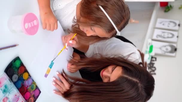Nauczyciel Szkole Artystycznej Pomaganie Dzieciom Klasie Artystycznej Malowaniem Akwareli Akwareli — Wideo stockowe