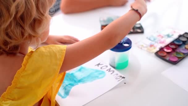 Closeup Pintura Infantil Com Aquarela Art Class Studio Com Pintura — Vídeo de Stock