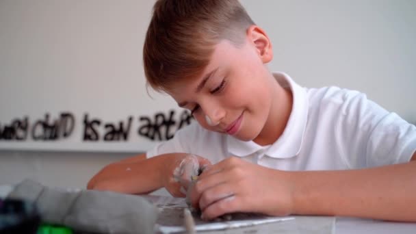 艺术学校的少年男孩 粘土在艺术课上雕琢 中学生学习如何创造 — 图库视频影像