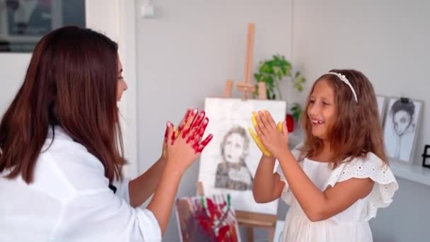 Lehrer Der Kunstschule Spielt Kinder Kunstunterricht Mit Acrylfarbe Mädchen Mit — Stockvideo