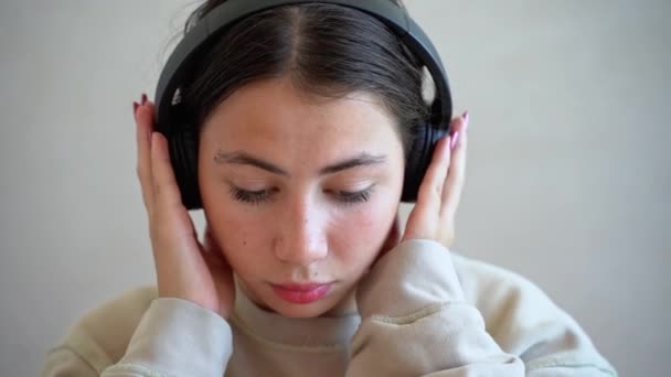Молода Дівчина Підліток Навушниками Дивлячись Камеру Засмучена Сумно Слухати Музичне — стокове відео
