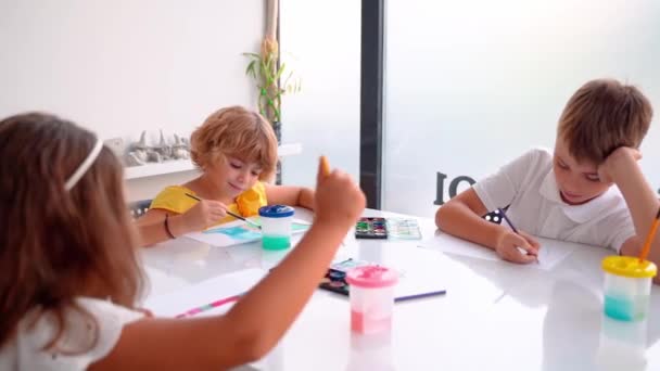 Peinture Enfant Gros Plan Avec Aquarelle Dans Art Class Studio — Video