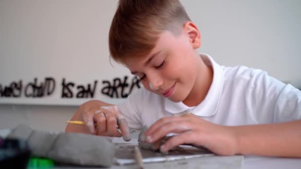 Tonårspojke Konstskolan Clay Sculpt Konstklass Mellanstadiebarn Lär Sig Att Skapa — Stockvideo