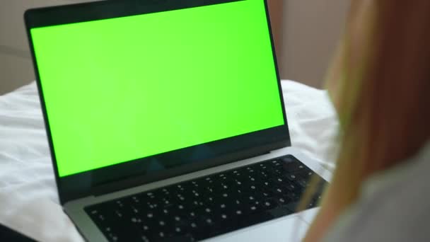 Закройте Умные Белые Руки Девочки Подростка Помощью Зеленого Экрана Хромы — стоковое видео
