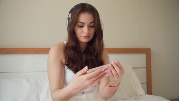 Βιντεοκλήση Φίλους Νεαρή Γυναίκα Ακουστικά Κρατώντας Smartphone Μιλώντας Τους Συμπαίκτες — Αρχείο Βίντεο
