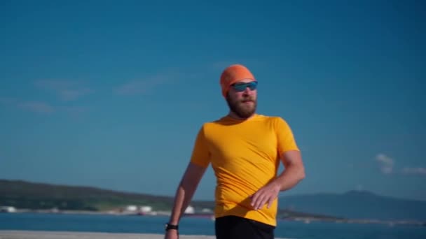 Tělo Pozitivní Muž Sportovním Oblečení Dělá Zahřátí Svalů Kloubů Před — Stock video