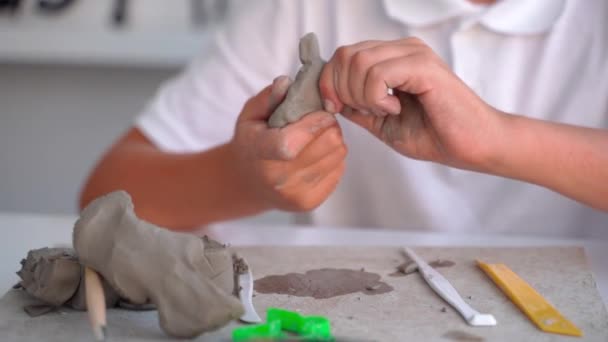 ティーンエイジャーボーイ アートスクールクレイスカルプアートクラス 教師の助けを借りて創造する方法を学ぶ中学生 — ストック動画