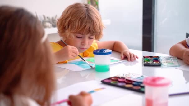 Zbliżenie Malować Dziecko Akwarelą Art Class Studio Akwarelą Pędzla Malarskiego — Wideo stockowe