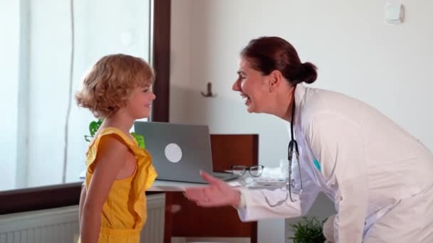 소아과 진료소에서 주사기에 주사요 간호사는 아이를 건강한 라이프 스타일과 관리의 — 비디오