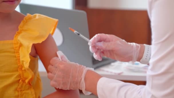Kind Vaccinatie Kinderarts Ziekenhuis Medische Kliniek Kantoor Artseninjectie Met Spuit — Stockvideo