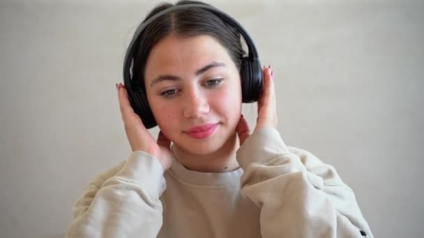 Νεαρή Έφηβη Γυναίκα Ακουστικά Κοιτάζοντας Κάμερα Χαμογελώντας Ακούσετε Μουσική Ραδιόφωνο — Αρχείο Βίντεο