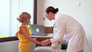 Çocuk aşısı çocuk hastanesi kliniğinde. Şırıngayla doktor enjeksiyonu. Hemşire oyuncak veren çocukla tanışır. Çocuğun sağlıklı yaşam tarzı ve bakımı hakkında pozitif düşünceler verir..